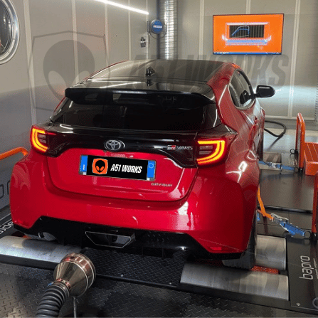 Toyota GR Yaris rossa sui rulli del banco BAPRO A51WORKS